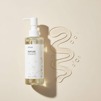 Anua Heartleaf Cleansing Oil produit et texture transparente